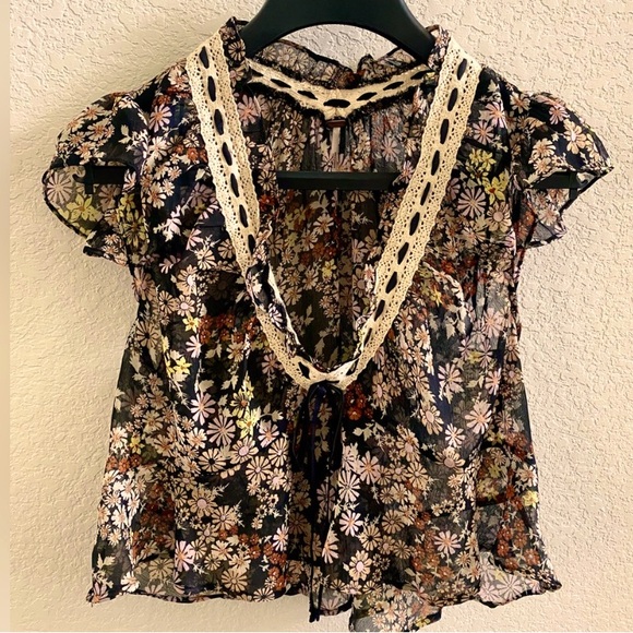 FREE PEOPLE Rylee printed top black Floral Size Large.
$48 $98 - Picture 6 of 6